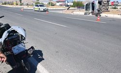 Otomobil ile motosiklet çarpıştı: 1'i ağır 2 yaralı; kaza kamerada