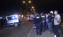 Otomobil, refüjdeki ağaç ve aydınlatma direğine çarpıp devrildi: 1 ölü, 2 yaralı
