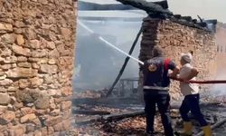 Otomobilden sıçrayan alevler, 3 evi yaktı