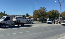Otomobile çarpan motosikletin sürücüsü ağır yaralandı; kaza kamerada