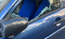 Otomobilin camını kırıp kaçan şüpheli aranıyor