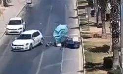 Otomobilin, yaya geçidinde motosiklete çarptığı kaza kamerada