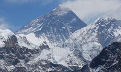 Polonyalı kayakçı Andrzej Bargiel, Everest'ten ek oksijen kullanmadan indi