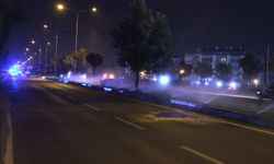 Refüjdeki çimler sulanırken, ıslanan yolda motosikletli iki yunus ekibi kaza yaptı: 4 yaralı