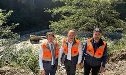 Rize'de sel mesaisi; yolu kapanan yayladaki hasta helikopterle hastaneye ulaştırıldı