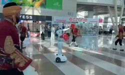 Robot, seymenlere dansıyla eşlik etti