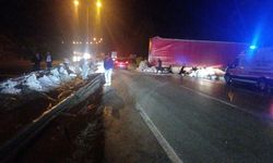 Samsun- Ankara kara yolunda TIR bariyerlere çarptı; ulaşım tek şeritten sağlandı