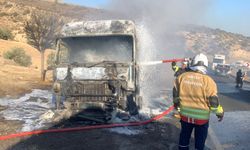 Seyir halindeyken alev alan TIR, kullanılmaz hale geldi
