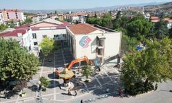 Sındırgı'da depremde hasar gören belediye oteli yıkıldı