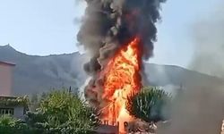 Şırnak'ta yol çalışması sırasında hasar alan boru hattından sızan petrol alev aldı