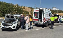 Sivas'ta hafif ticari araç ile otomobil çarpıştı: 6 yaralı