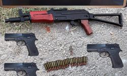 Sürücüsünün 'dur' ihtarına uymadığı araçtan 5 tabanca ve 1 Kalaşnikof çıktı
