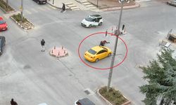 Taksi ile motosikletin çarpıştığı kaza kamerada, 2 yaralı