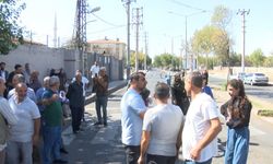 Tapulu arazilerinden geçen yolu taşlarla trafiğe kapattılar