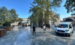 Tarihi caminin avlusuna bırakılan çanta fünye ile patlatıldı