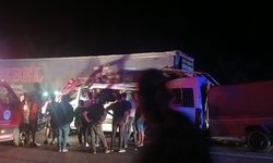 Tarım işçilerini taşıyan minibüs çekiciye çarptı; 3 ölü, 16 yaralı