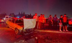 Tarsus'ta otomobil, karşı şeride geçip 2 otomobille çarpıştı; 1 ölü, 8 yaralı