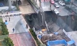 Tayland'da yol çöktü; 50 metrelik çukur oluştu