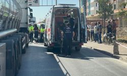 Tekerlekli sandalyedeki kızını yolun karşısına geçirmek isterken TIR çarptı