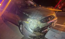 Ters yönde giderken refüje çarpan otomobilin alkollü sürücüsü yaralandı