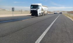 TIR ile çarpışıp alev alan otomobilin sürücüsü öldü