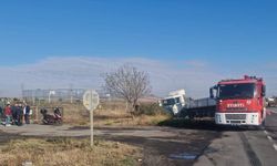 TIR, otomobile çarptı; 1'i ağır 2 yaralı