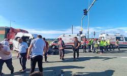 TIR, trafik ışıklarında bekleyen minibüse çarptı: 15 yaralı