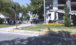 TIR'ın dorsesindeki demirler, otomobilin üzerine düştü; 2 yaralı