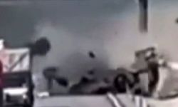 TIR'ın yol kenarındaki direğe çarptığı ölümlü kaza kamerada