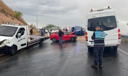 Turistleri taşıyan minibüs ile otomobil çarpıştı: 6 yaralı