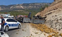 Yolcu otobüsü ile kavun yüklü kamyon çarpıştı; 3 ölü, 7 yaralı