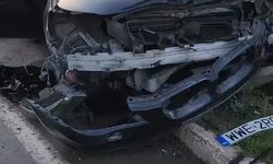 Yön levhası direğine çarpan otomobilin sürücüsü ağır yaralandı