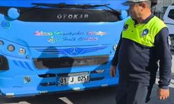 2 kişinin açık kapısında asılarak yolculuk yaptığı özel halk otobüsünün sürücüsüne ceza
