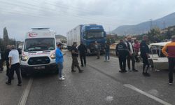 2 otomobil ile TIR çarpıştı: 2 ölü, 3 yaralı