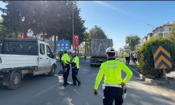 Adıyaman'da hafriyat TIR'ının dorsesindeki beton, yola döküldü