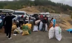 Arızalanan kamyonetindeki patatesleri ücretsiz dağıttı