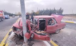 Aydınlatma direğine çarpan otomobilin sürücüsü öldü, eşi yaralandı
