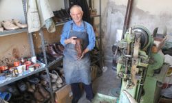 Babasından kalan 85 yıllık makine ile yarım asırdır ayakkabı tamir ediyor