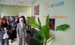 Bakan Göktaş'tan Roma'da engelli çocukların sanat eğitimi aldığı merkeze ziyaret