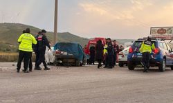 Balıkesir'de öğrenci servisi ile otomobil çarpıştı: 2 ölü, 7 yaralı