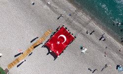 Bayramı su altında bayrak açarak kutladılar / Video eklendi