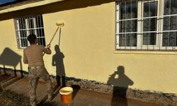 Bingöl'de jandarmadan köy okuluna bakım