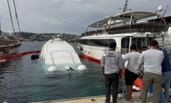 Bodrum'da iskeleye demirli lüks yat su alıp battı