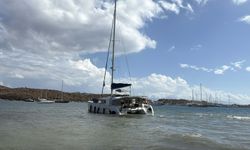 Bodrum'da kuvvetli rüzgar; tekne karaya vurdu (2)