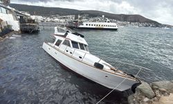 Bodrum'da kuvvetli rüzgar; tekne karaya vurdu