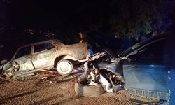 Bursa'da, ciple kafa kafaya çarpışan otomobil alev aldı