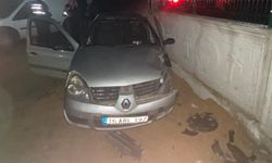 Bursa'da otomobil duvara çarptı: 3 yaralı