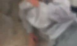 Camide 2 kişiyle ilişkiye girdiğini iddia ettiği kız kardeşine şiddet uygulayıp, üzerine kaynar su döktü