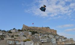 Cumhuriyet Bayramı öncesi Atatürk posterli uçurtma, Mardin semalarında uçuruldu / Ek fotoğraflar