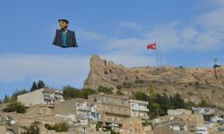 Cumhuriyet Bayramı öncesi Atatürk posterli uçurtma, Mardin semalarında uçuruldu